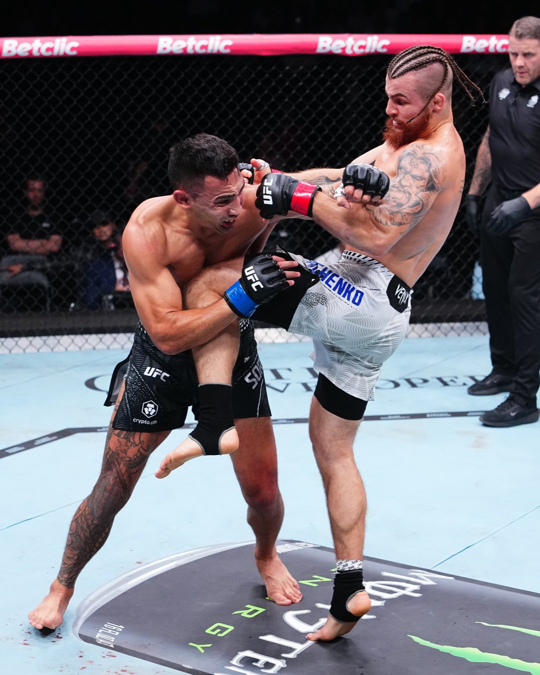 Украинская звезда UFC устроил яркую рубку на турнире в Париже и бросил вызов топам