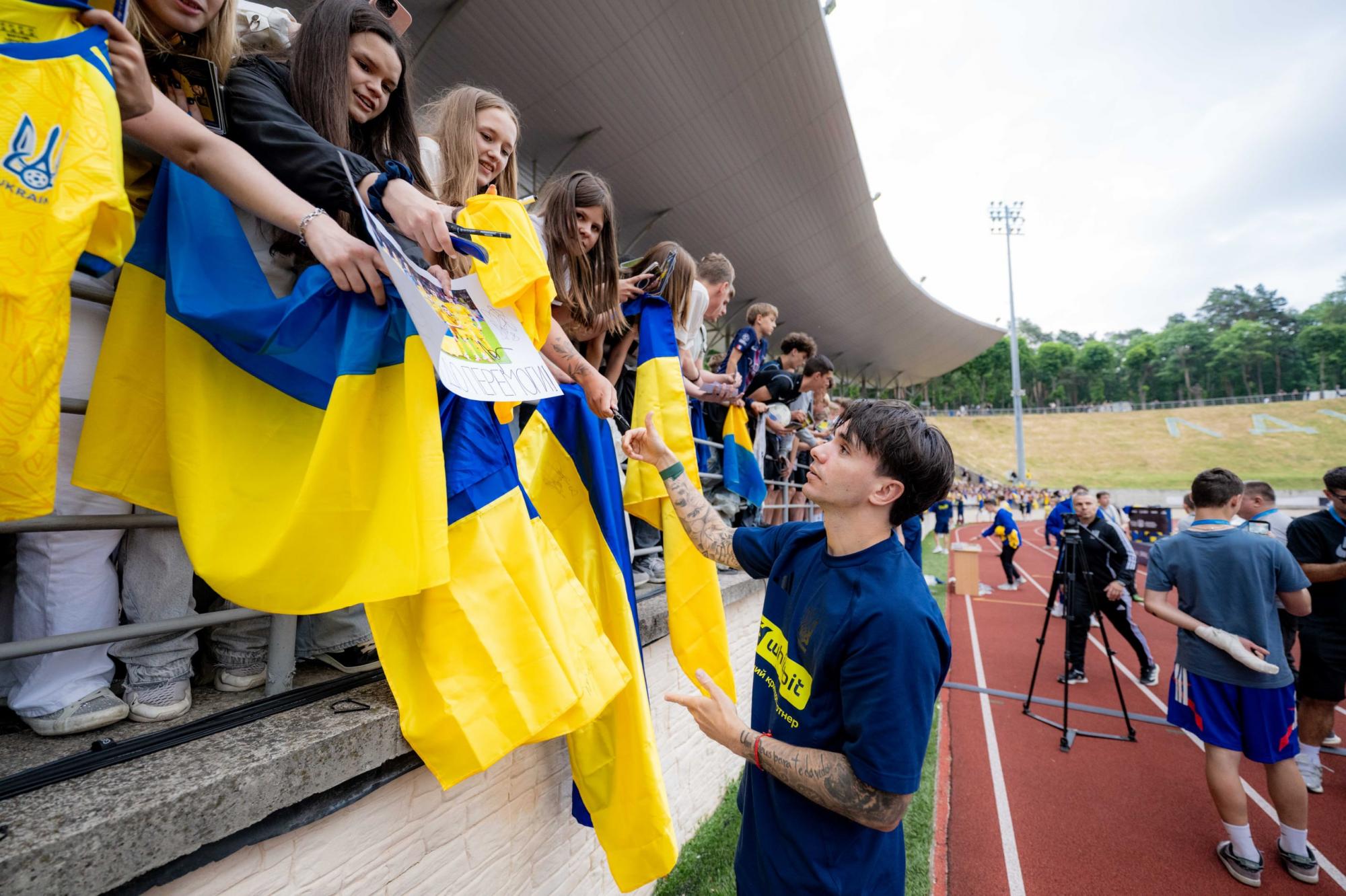 Понад 5000 на трибунах: збірна України вперше за час війни зустрілася з уболівальниками (фото та відео)
